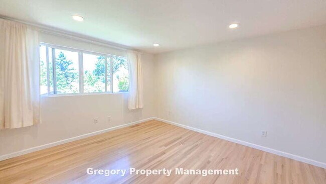 Building Photo - 11204 NE 58th Pl