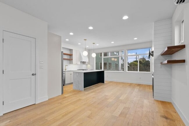 Building Photo - Stunning Modern Air-Conditioned Townhome in Coveted Whittier Heights