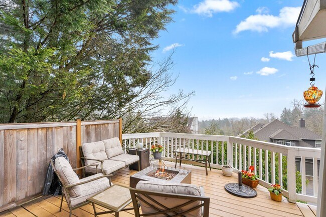 Building Photo - FURNISHED! Exquisite 3-Bedroom Furnished H...