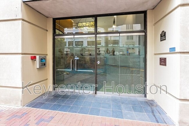 Building Photo - 705 Main St