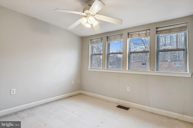 Building Photo - 1633 N Colonial Terrace