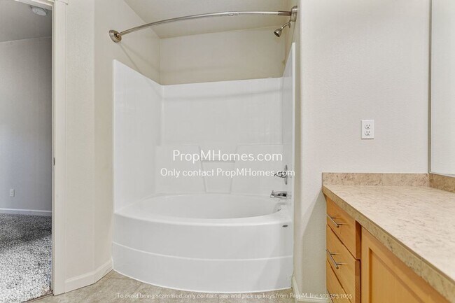 Building Photo - Beautiful Must See Two Bedroom Condo in Ce...