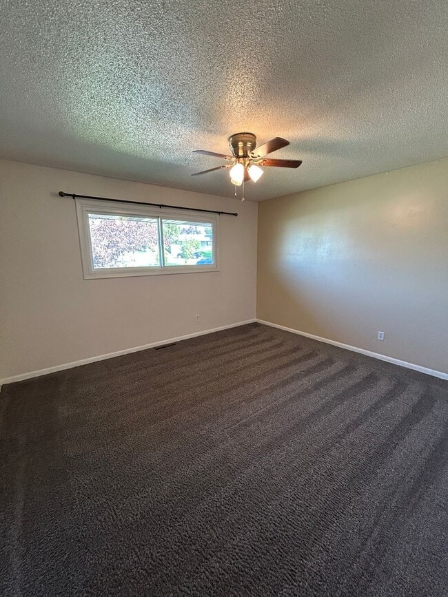 Building Photo - 3470 S Hillcrest Dr