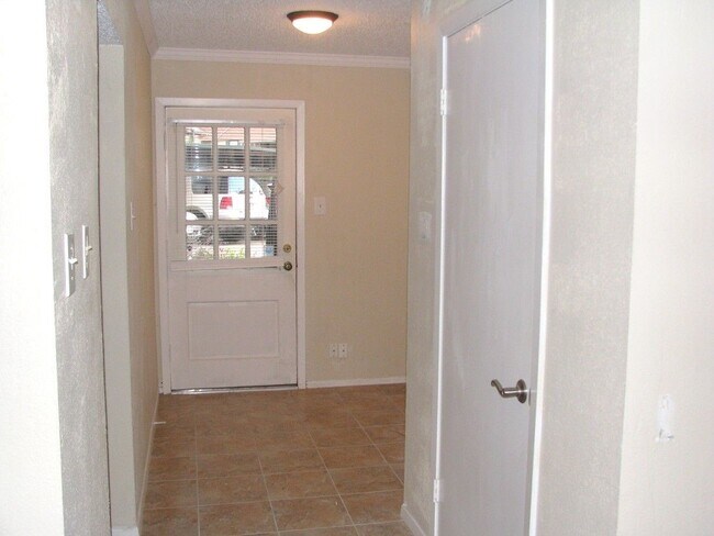 Building Photo - 8277 Kingsbrook Rd