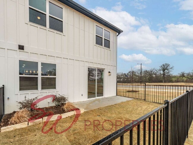 Building Photo - Gorgeous 3 bedroom townhome with a quick, easy walk to TSU campus!