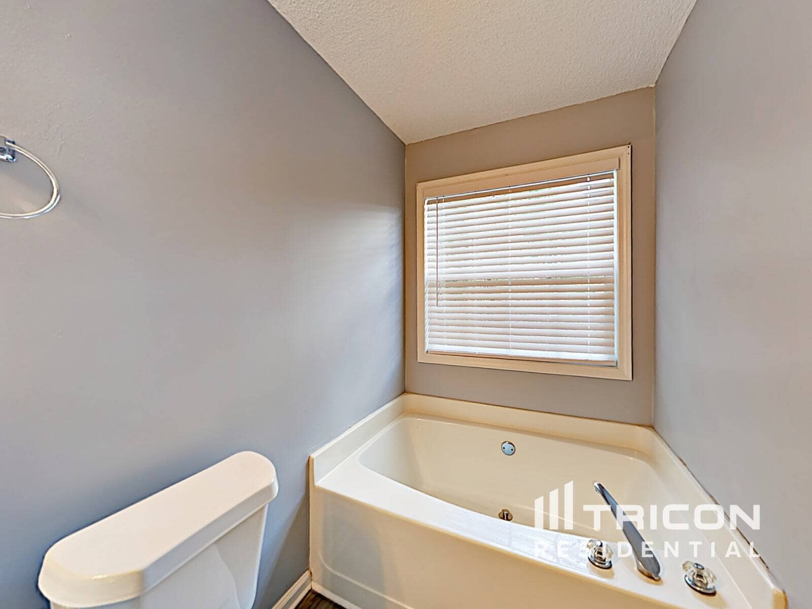 Building Photo - 623 Bowling Ln