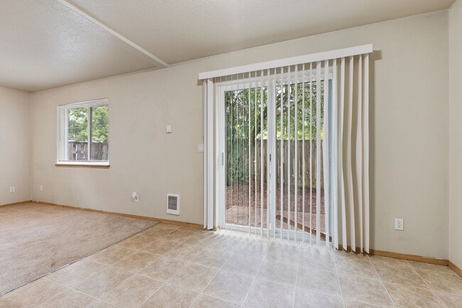 Building Photo - 4 bed, 2.5 bathroom House available