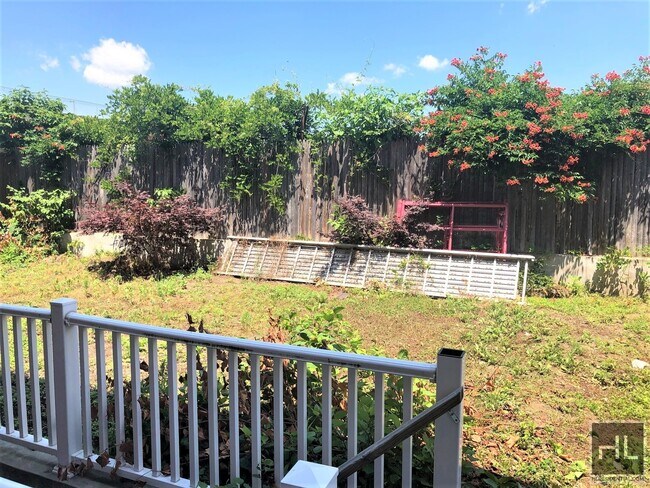 Building Photo - 869 E 95th St