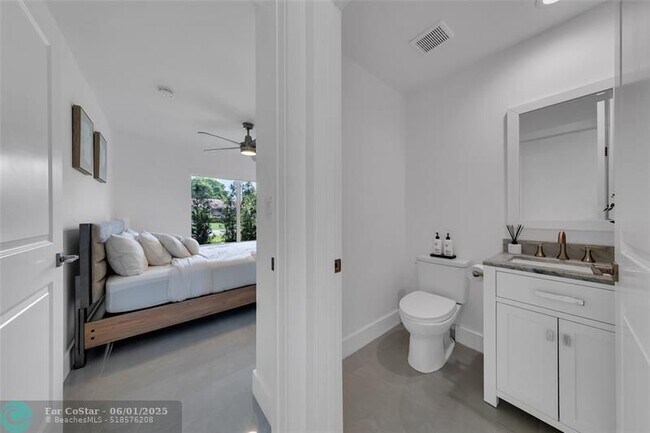 Building Photo - 9585 Carousel Cir S
