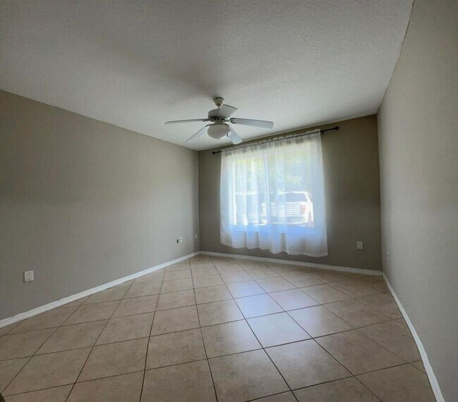 Building Photo - 805 Villa Cir