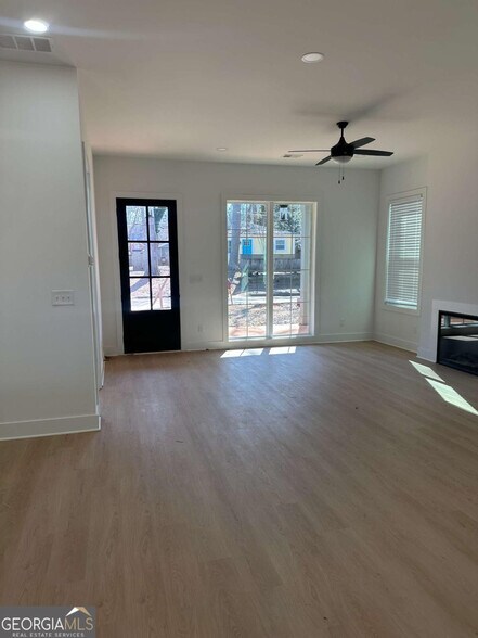 Building Photo - Room in Duplex on Plaza Ave SW