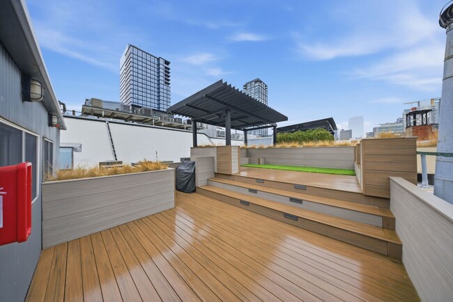 Building Photo - 1000 W Washington Blvd