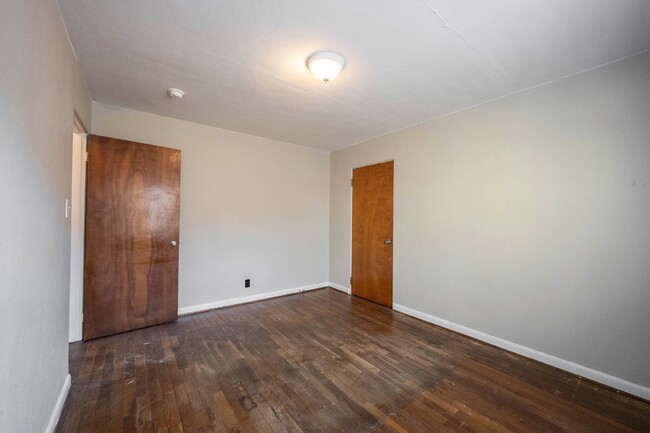 Building Photo - "Charming 1-Bedroom Retreat with Hardwood ...