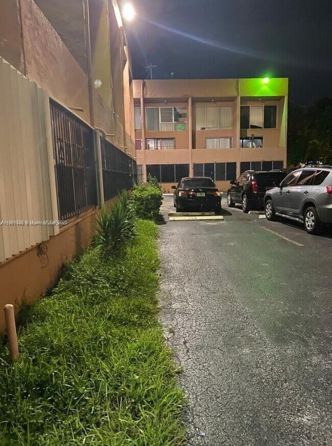 Building Photo - 1305 W 46th St