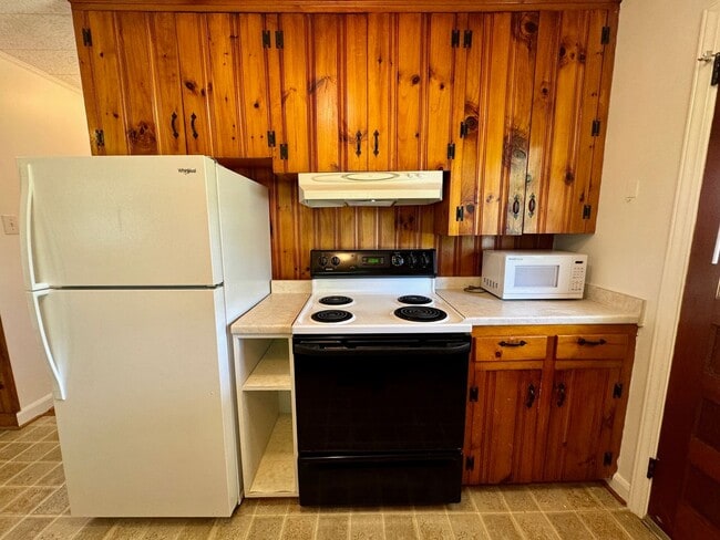 Building Photo - West AVL  - Mountain Views, Garden Space, Beautiful Yard!