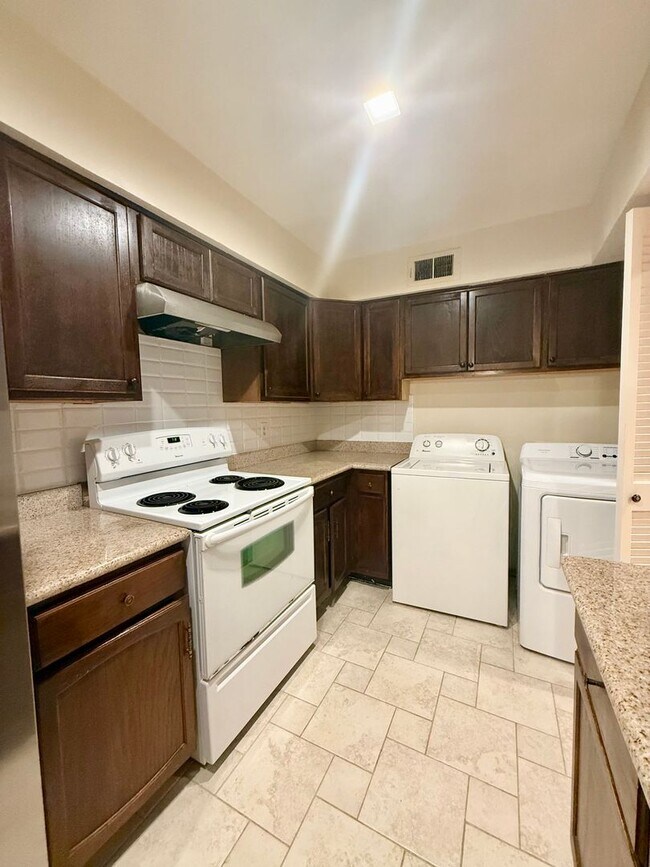 Building Photo - Charming one story Condo in Post Oak
