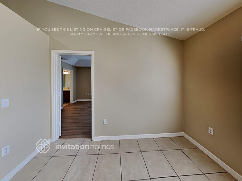 Building Photo - 327 Huron Dr