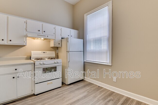 Building Photo - 515 3rd St