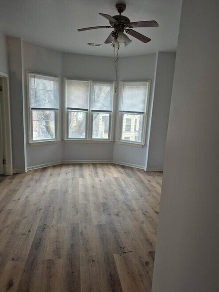 Building Photo - 8702 S Escanaba Ave