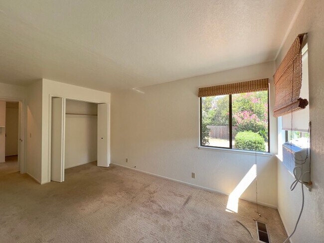 Building Photo - Spacious Three Bedroom Calistoga Home