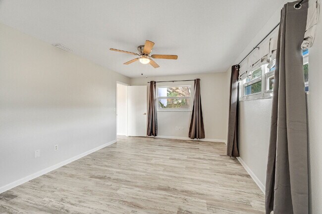 Building Photo - Beautiful 4 bedroom, 2 bathroom in Satellite Beach! NO HOA!!