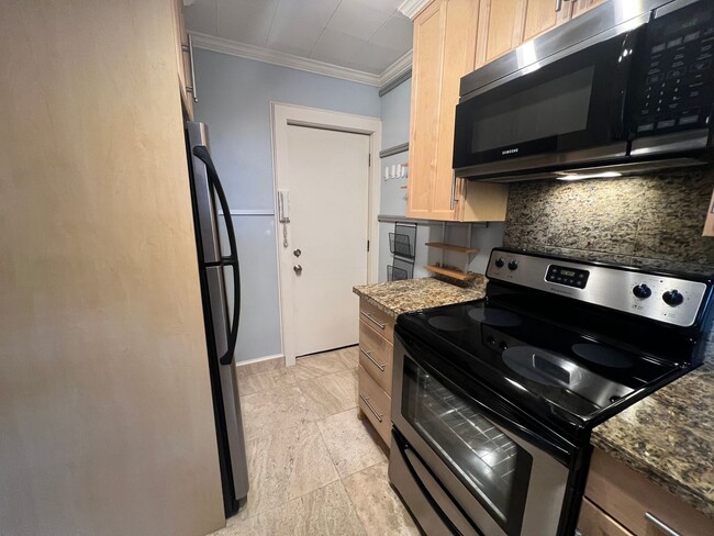 Building Photo - New Pricing! Charming Studio in Highly Des...