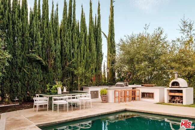 Building Photo - 18875 Pasadero Dr