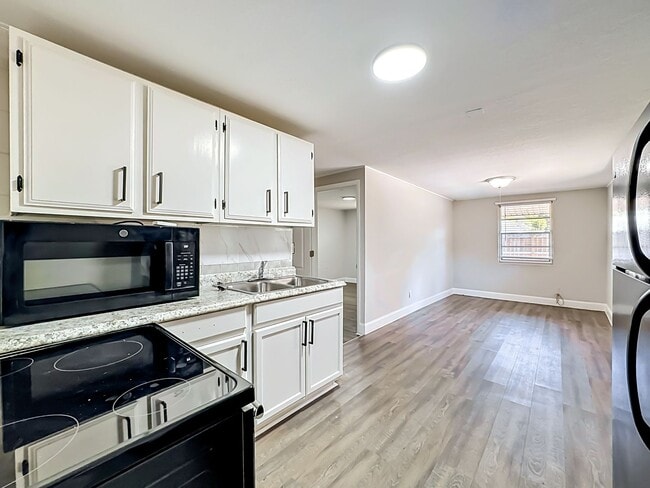 Building Photo - 702 21st Ave W