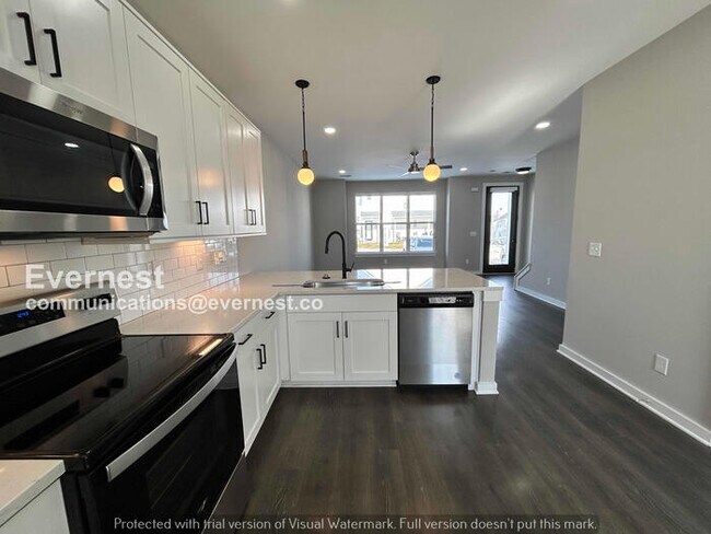 Building Photo - Limited Time Special Offer! / 3 Bed/2 Bath Townhome with Off-Street Parking / Pet-Friendly /Avail...