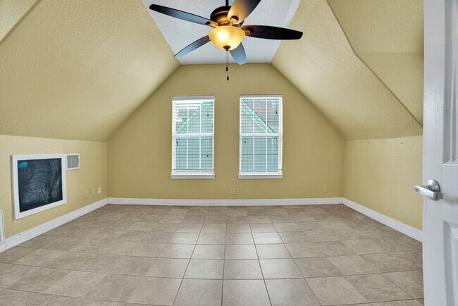 Building Photo - Charming 4-Bedroom Home near Downtown SA!
