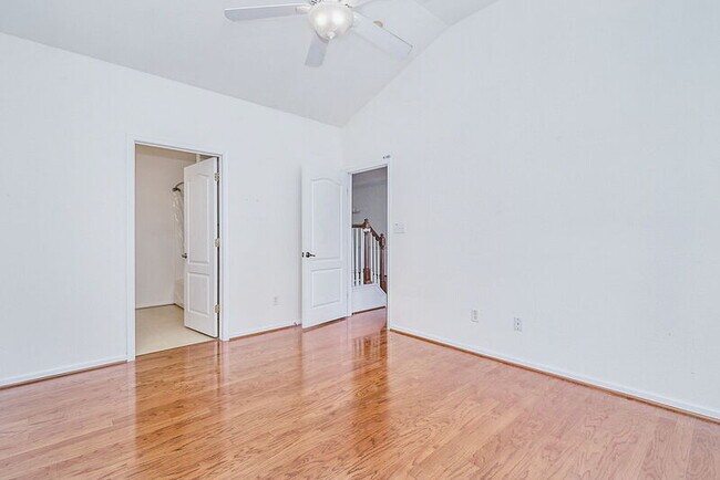 Building Photo - 985 Lambourne Ln