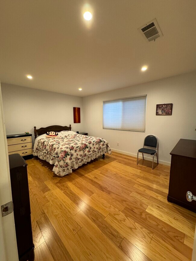 Master Bedroom a - 3017 Chaucer St