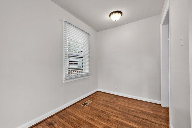 Building Photo - Adorable bungalow