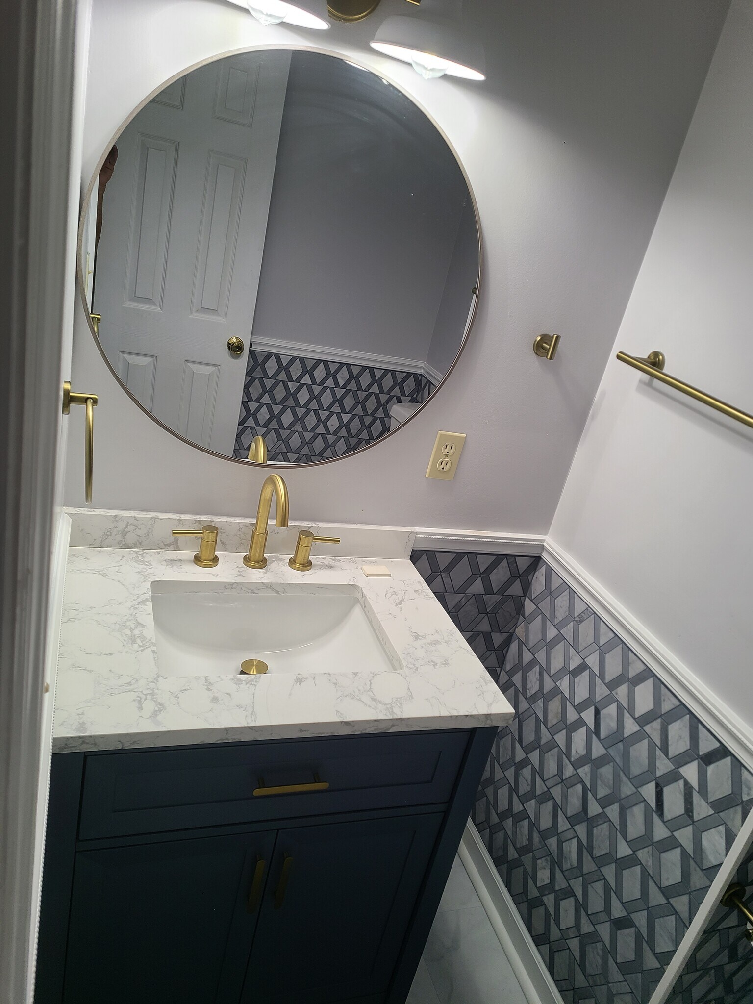 1/2 bath - 1528 Old Oak Ln