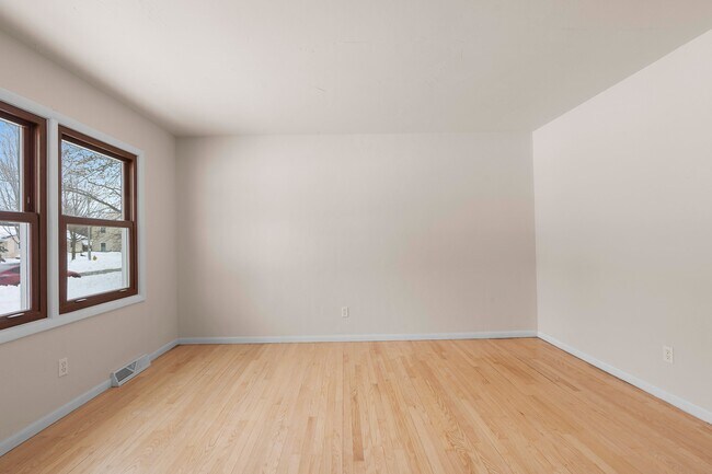 Building Photo - 1045 Green Acres Ln