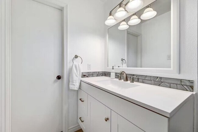 Building Photo - 13305 Saddlebrook Trail