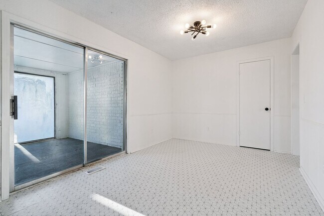 Building Photo - 3-Bedroom Home Near Dining, Shopping & Broadway Extension