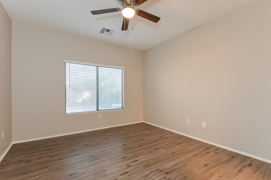 Building Photo - 405 East Placita Nodo