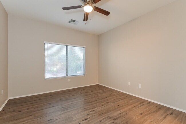 Building Photo - 405 East Placita Nodo