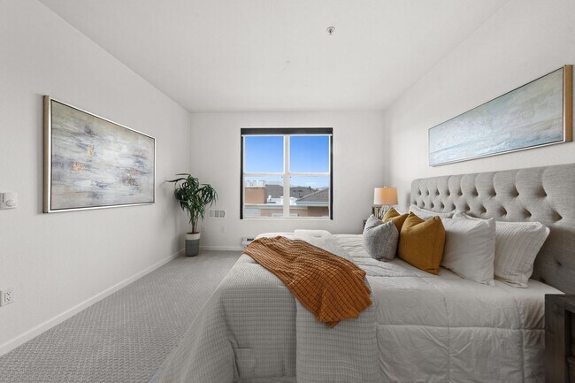 Building Photo - Epic REA - Top floor, Sweeping Views, 3 BR...