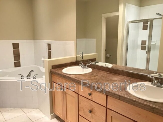 Building Photo - 13824 N Creek Dr