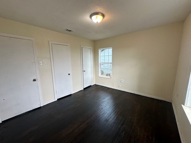 Building Photo - 3921 Roselawn Dr