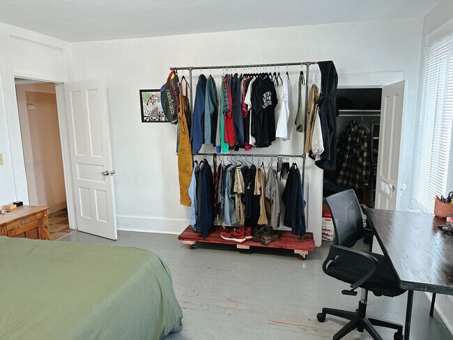 Building Photo - PRELEASE: 4bd/2ba next to Aslan Brewing Downtown