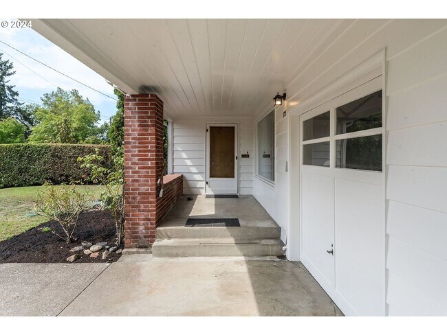 Building Photo - 2 bedroom duplex in Amazon Neighborhood