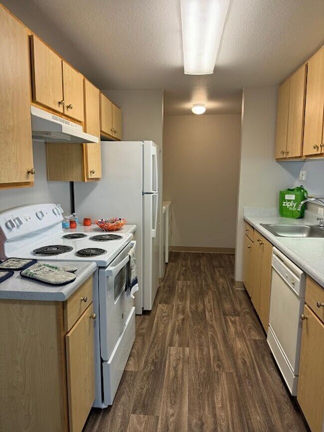 Building Photo - Life Just Got Better Come See For Yourself At Powell Court Apartments!!