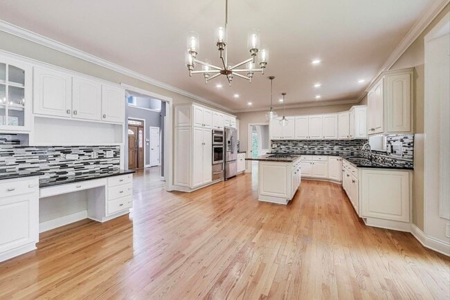 Building Photo - 107 W 59th St