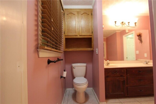 Building Photo - 818 Springlake Rd