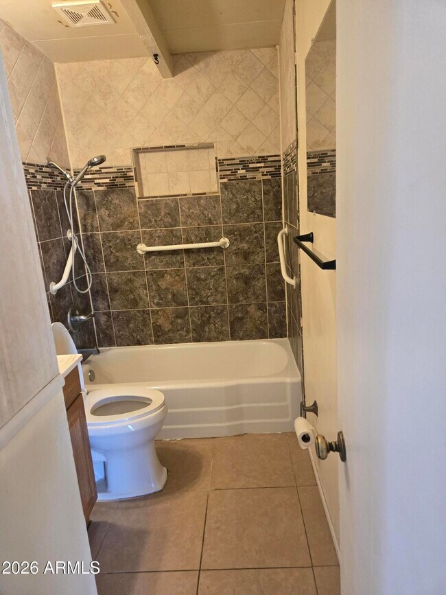 Building Photo - 302 3rd St