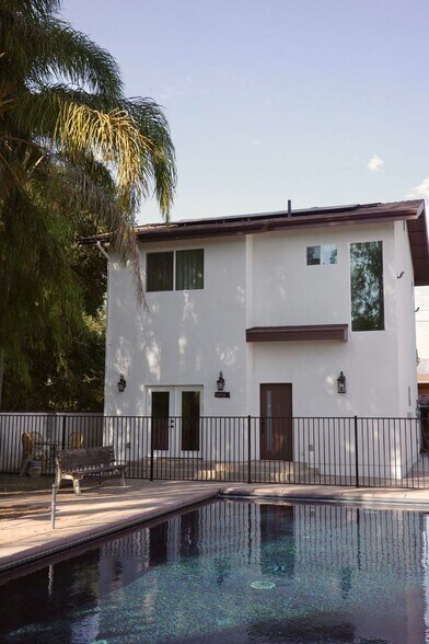Building Photo - 10916 Arleta Ave
