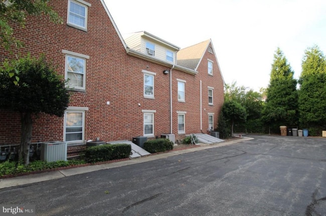 Building Photo - 147 E 3rd St